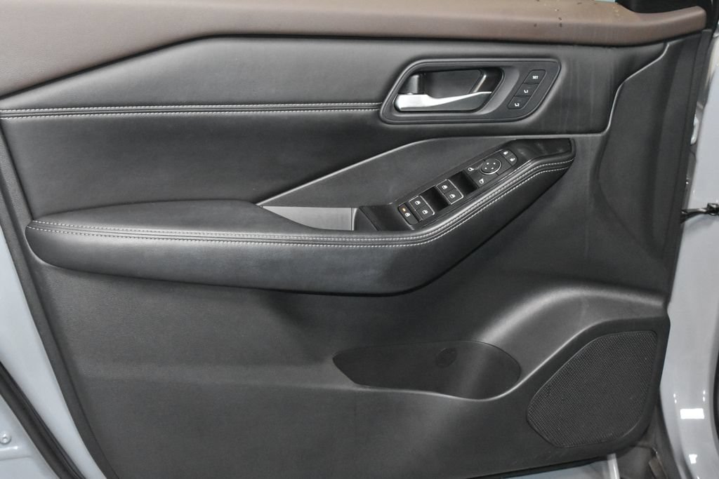 Used 2023 Nissan Rogue SL AWD/4WD image 4