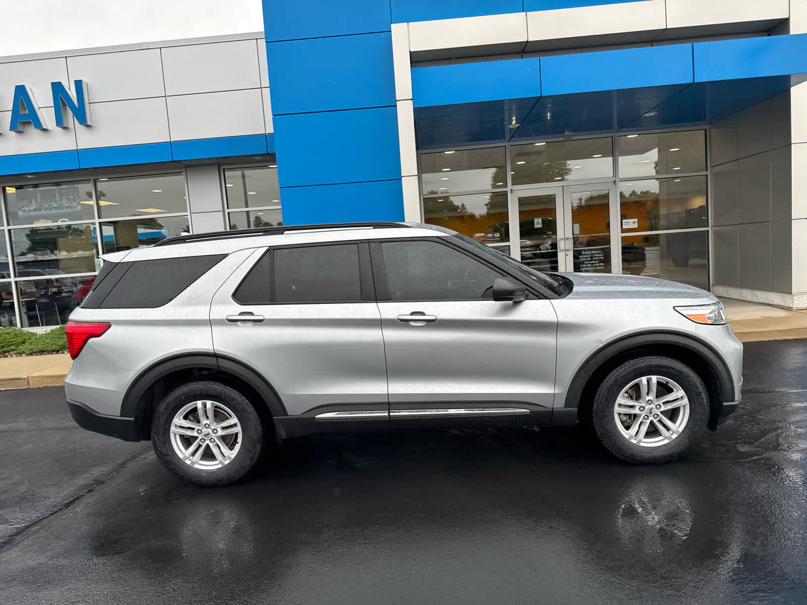 Used 2020 Ford Explorer XLT w/ Equipment Group 202A AWD/4WD image 3