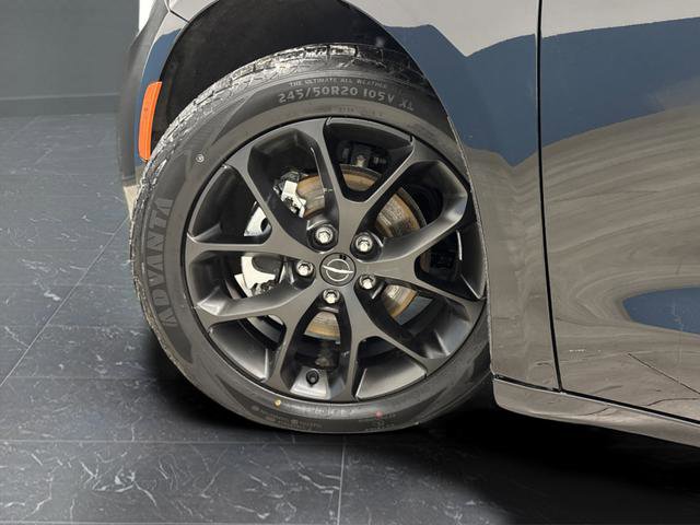 Certified 2025 Chrysler Pacifica Limited image 38