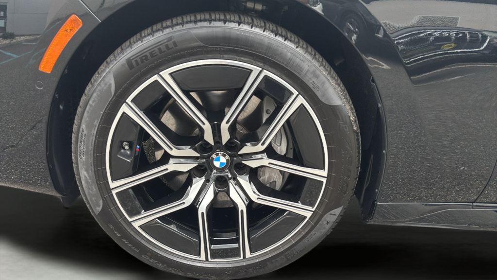 Used 2025 BMW 740i xDrive AWD/4WD image 4