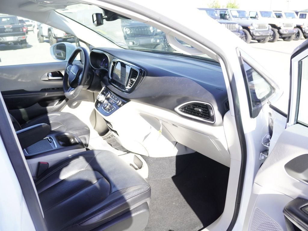 Used 2022 Chrysler Pacifica Touring-L image 23