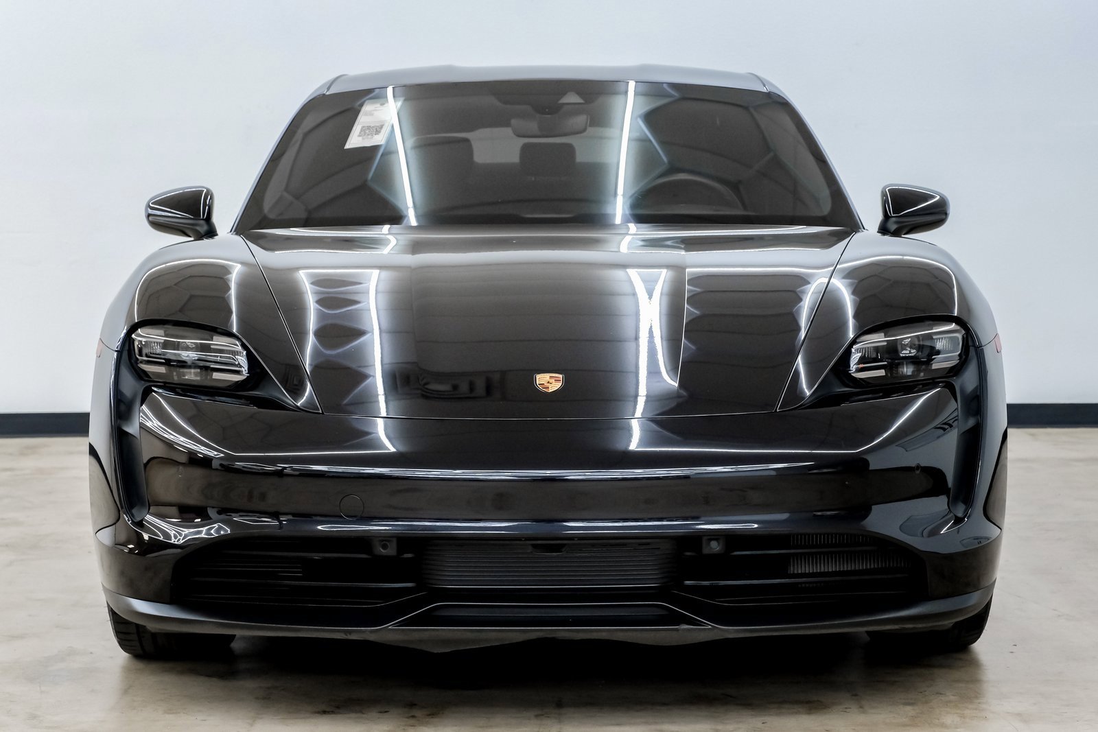 Used 2023 Porsche Taycan image 2