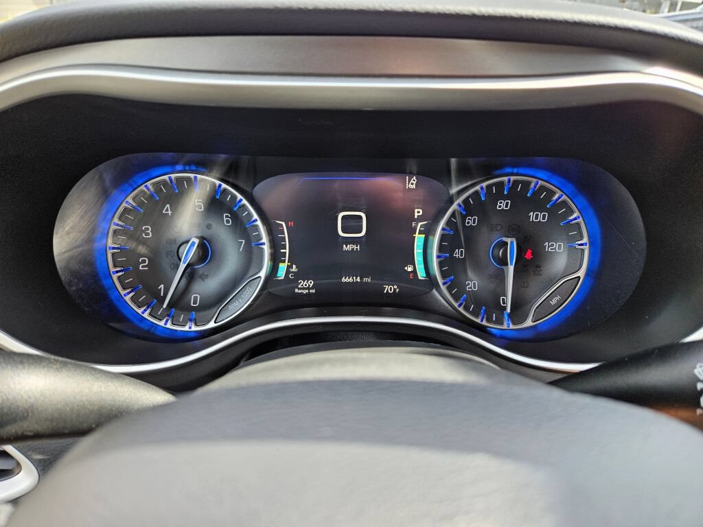Used 2024 Chrysler Pacifica Touring-L FWD image 21