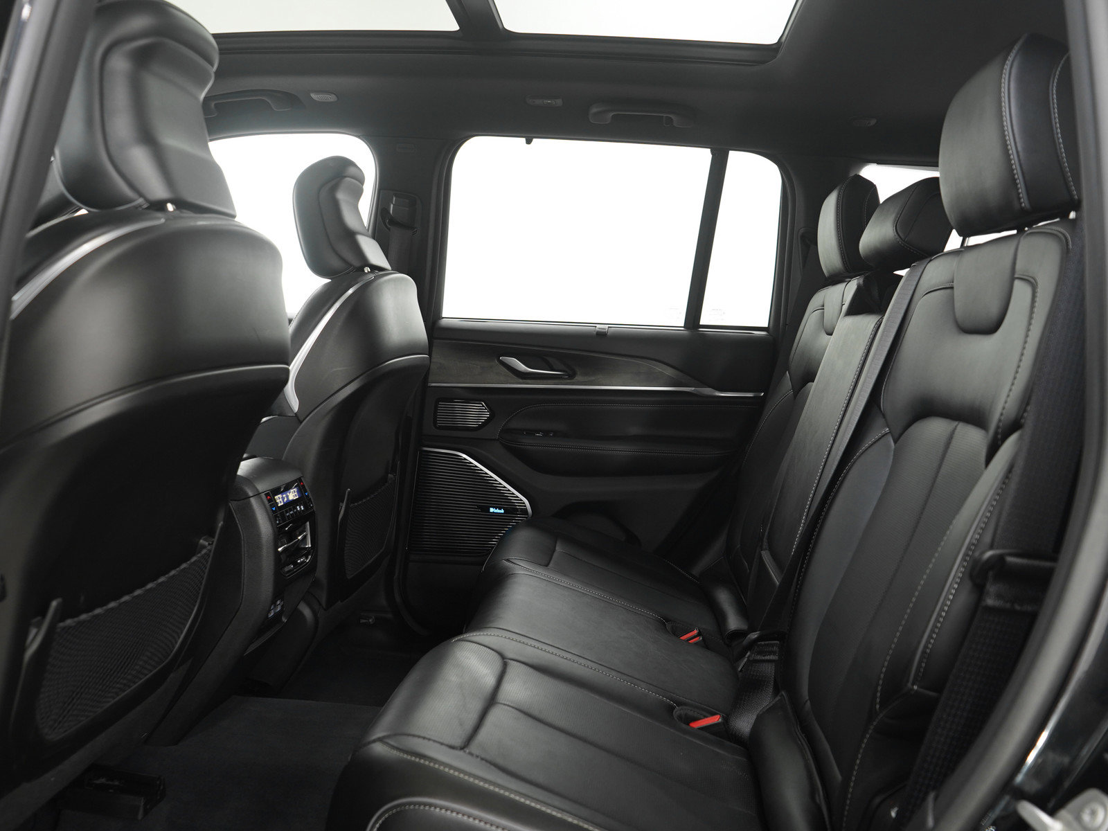 Used 2023 Jeep Grand Cherokee Overland w/ Advanced Protech Group III image 18