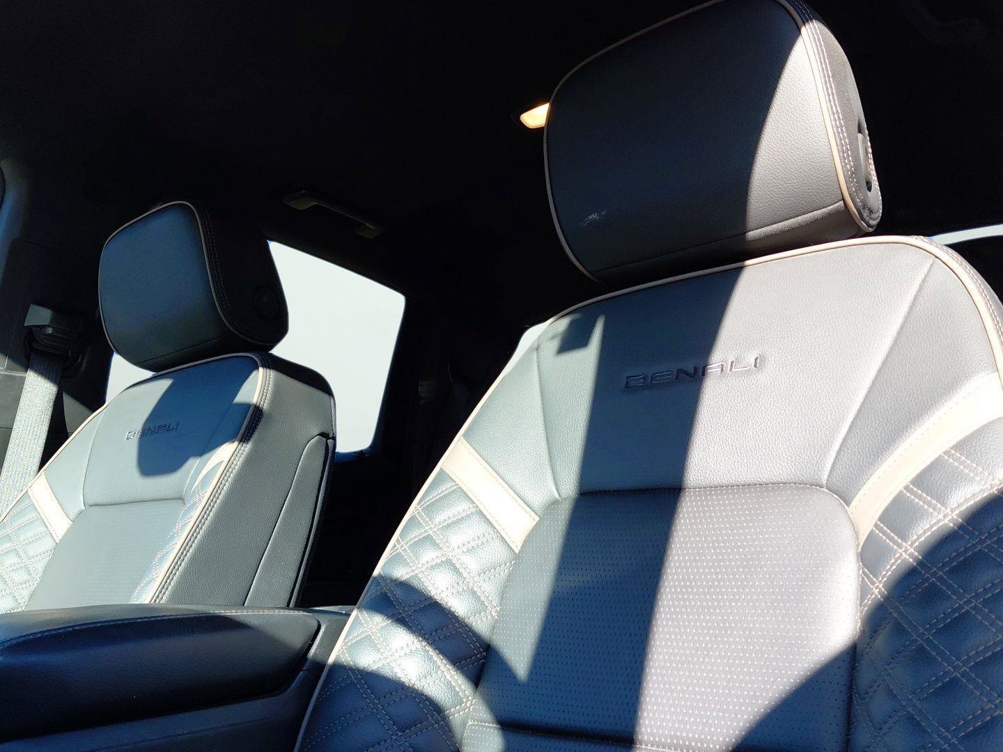 Used 2024 GMC Canyon Denali image 9