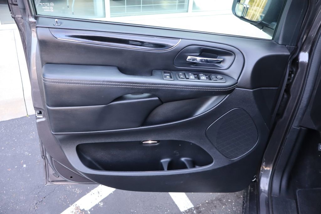 Used 2015 Chrysler Town & Country S w/ Driver Convenience Group FWD image 29