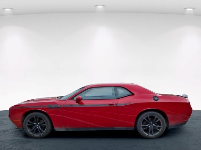 Used 2018 Dodge Challenger SXT w/ Blacktop Package RWD image 5