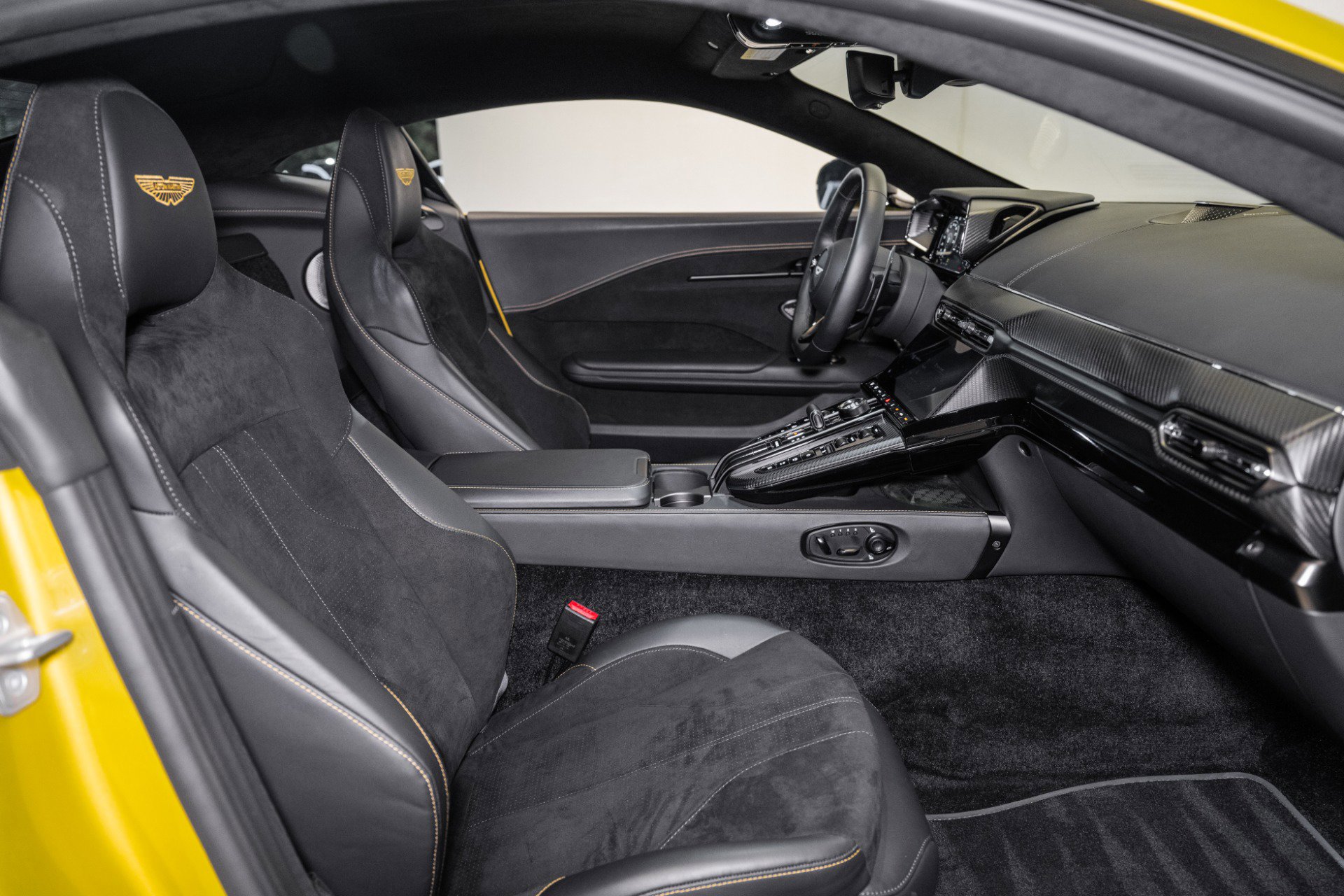 Used 2025 Aston Martin V8 Vantage Coupe image 14