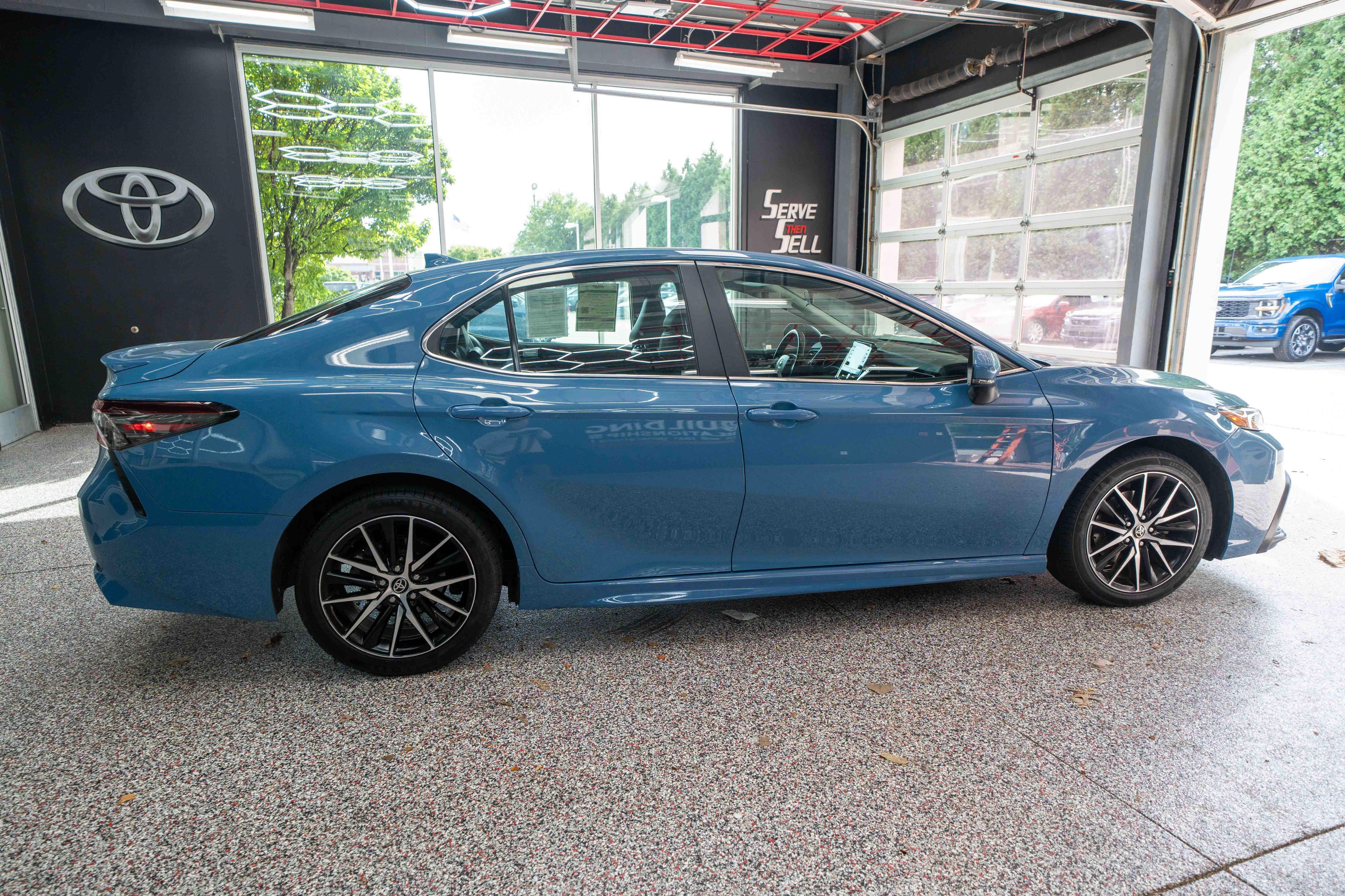 Used 2024 Toyota Camry SE FWD image 4
