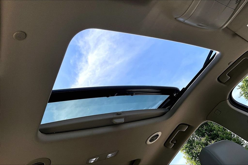 Used 2020 Buick Enclave Premium w/ Sun and Sites Package FWD image 22