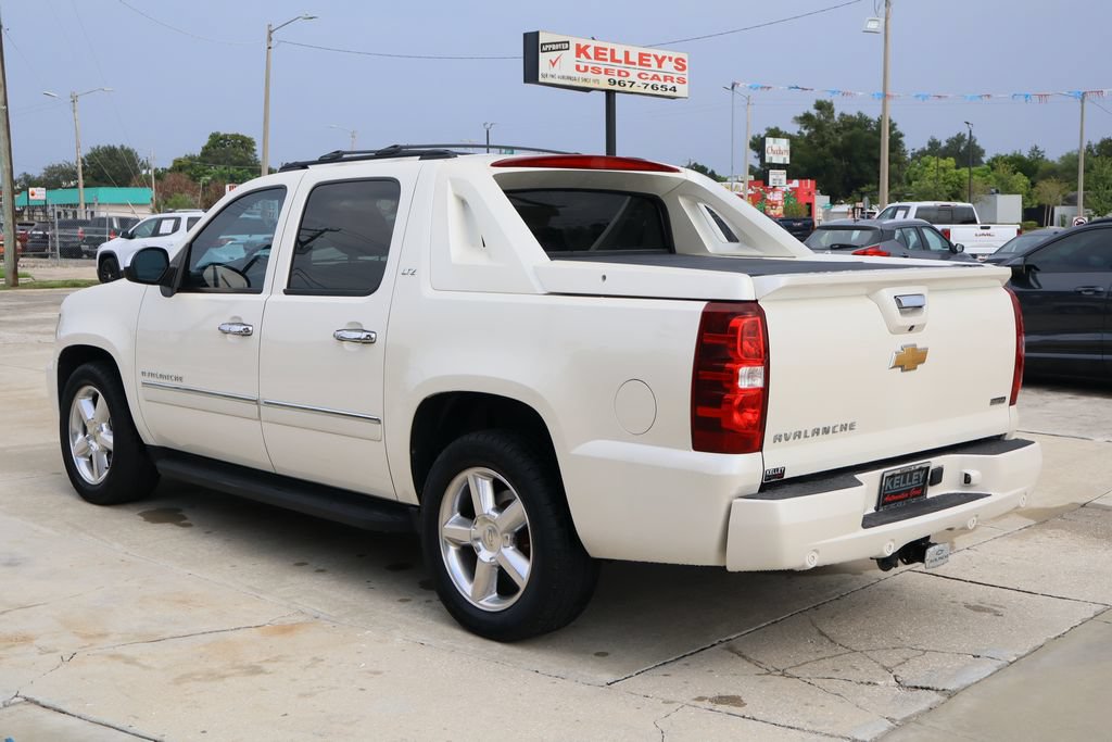 Used 2012 Chevrolet Avalanche LTZ RWD image 7