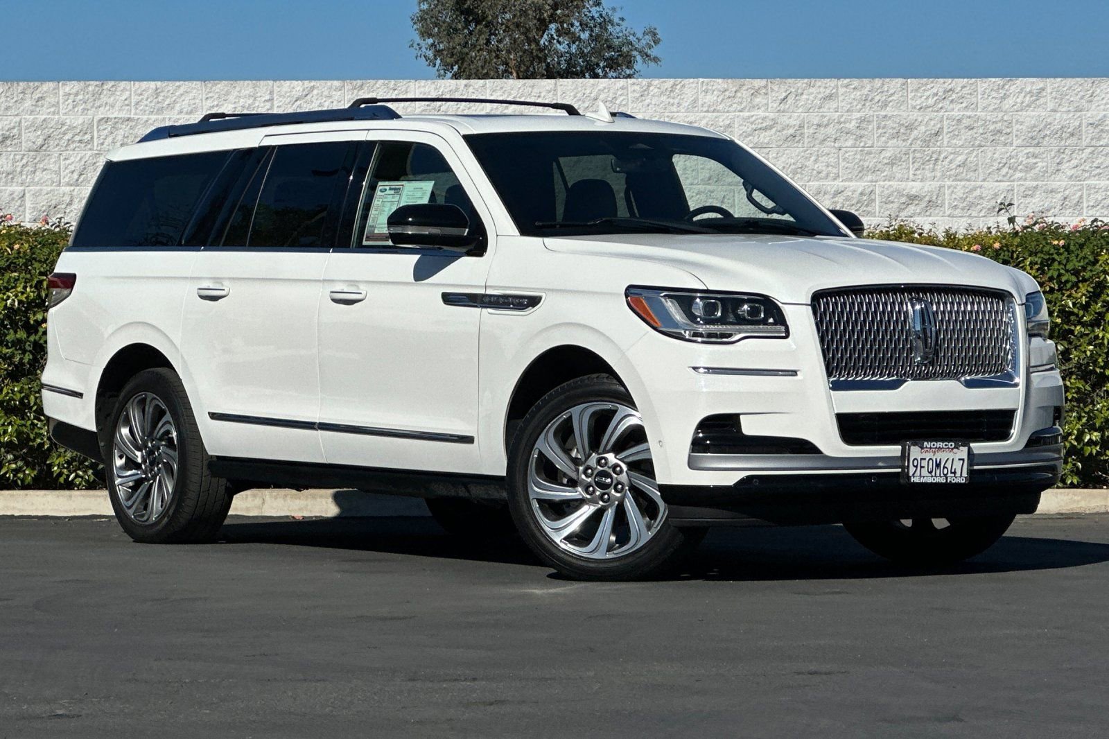 Used 2023 Lincoln Navigator L Reserve image 2