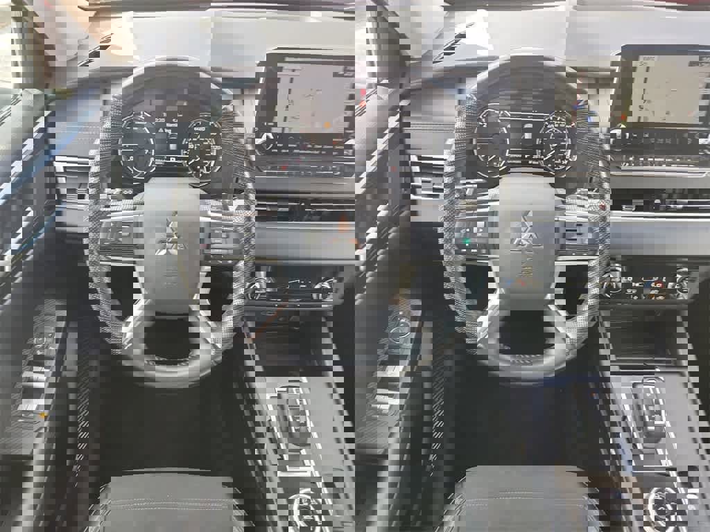 Used 2024 Mitsubishi Outlander SE image 16