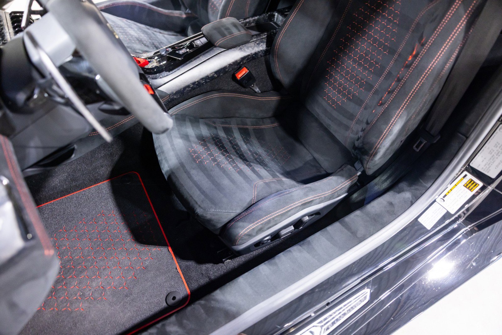 Used 2018 Lamborghini Huracan Performante AWD/4WD image 35