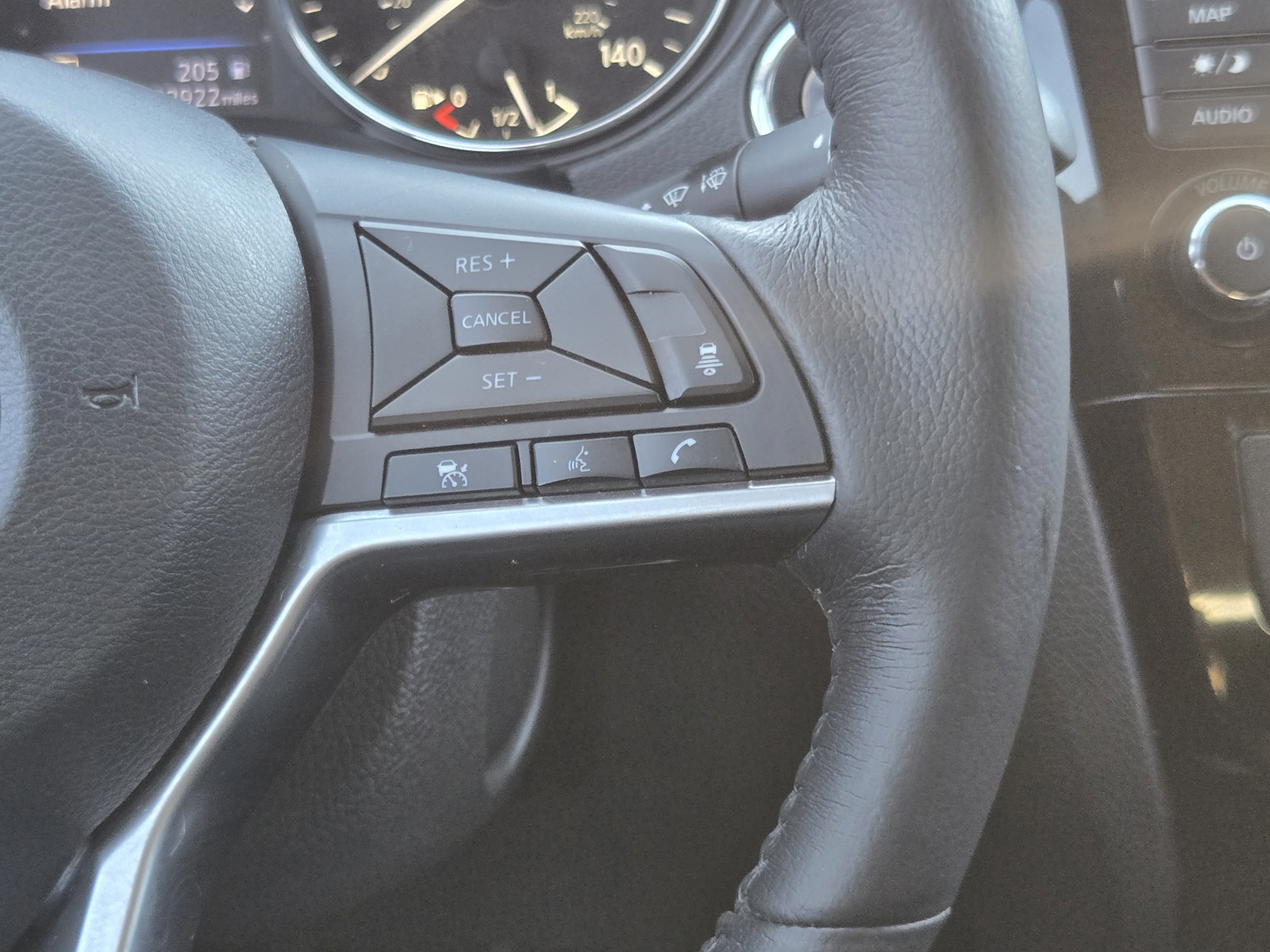 Used 2018 Nissan Rogue SV w/ Premium Package FWD image 26