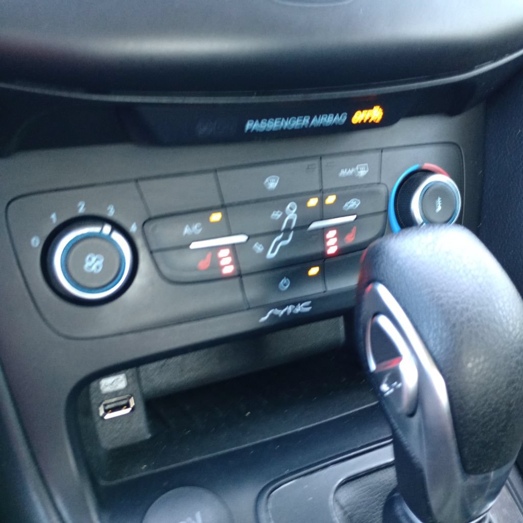 Used 2018 Ford Focus SE w/ Cold Weather Package FWD image 14