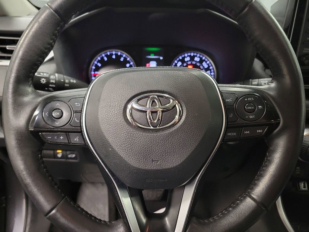 Used 2021 Toyota RAV4 XLE Premium image 18