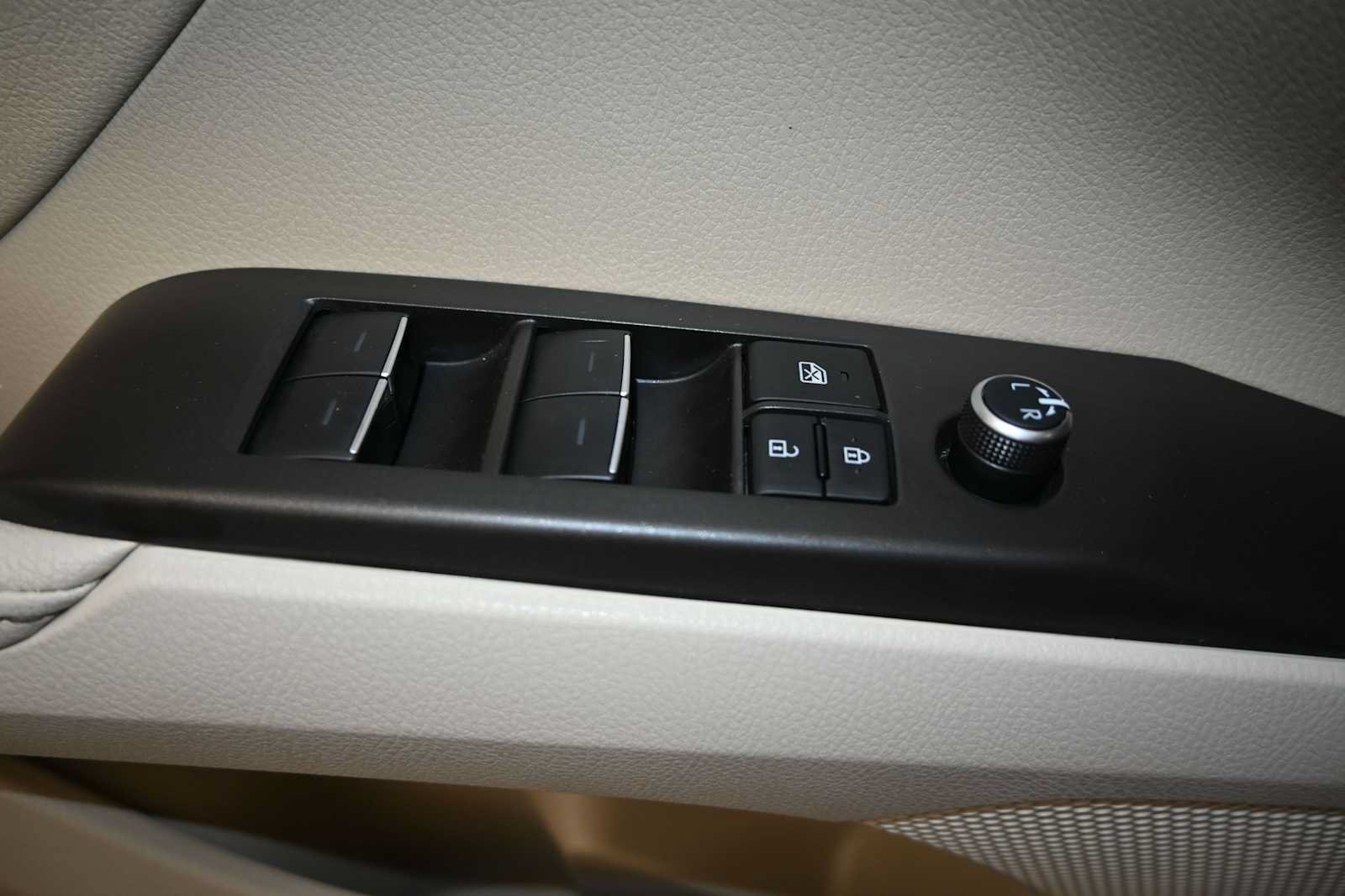 Used 2024 Toyota Camry XLE w/ Navigation Package FWD image 20
