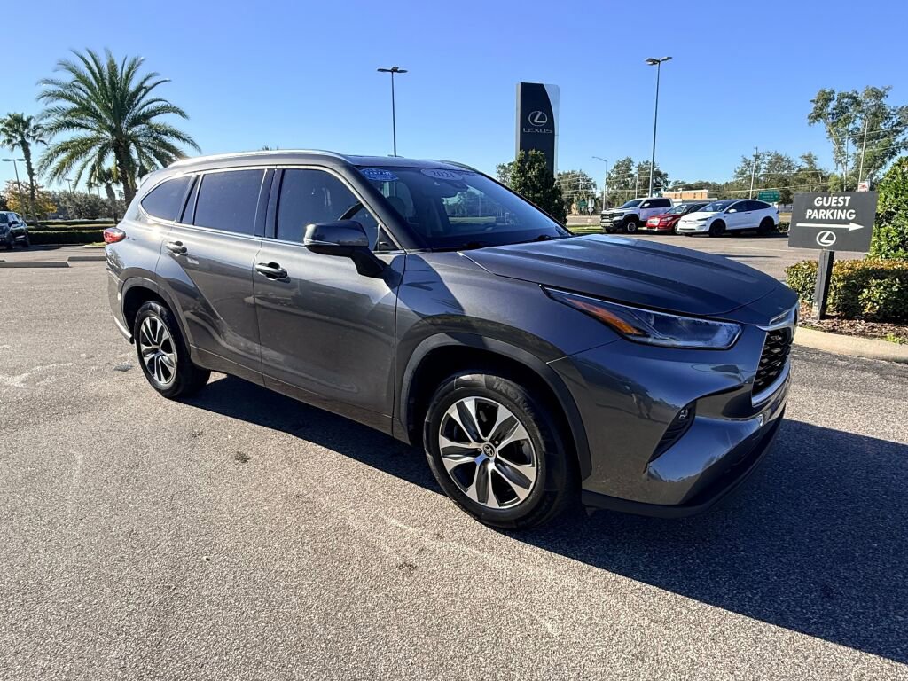Used 2021 Toyota Highlander XLE image 4