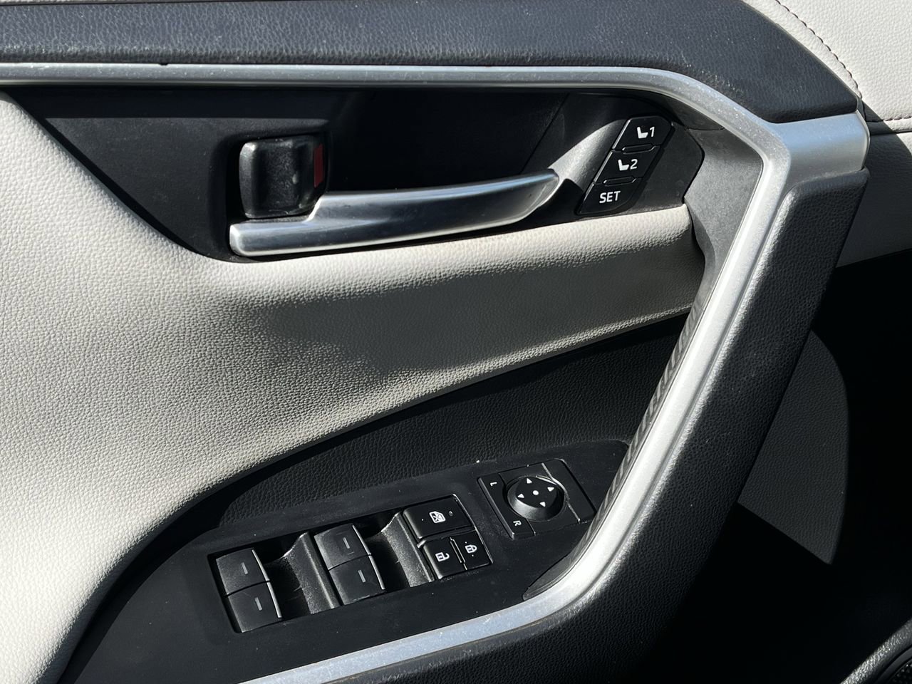 Used 2023 Toyota RAV4 Limited image 21