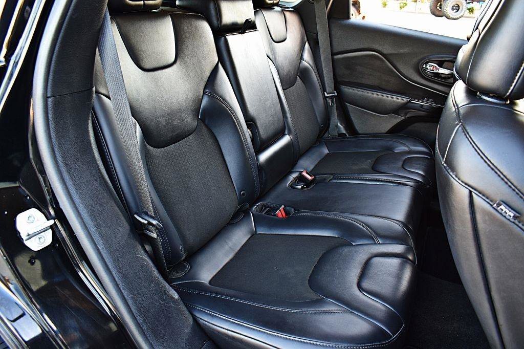 Used 2019 Jeep Cherokee Latitude Plus FWD image 22