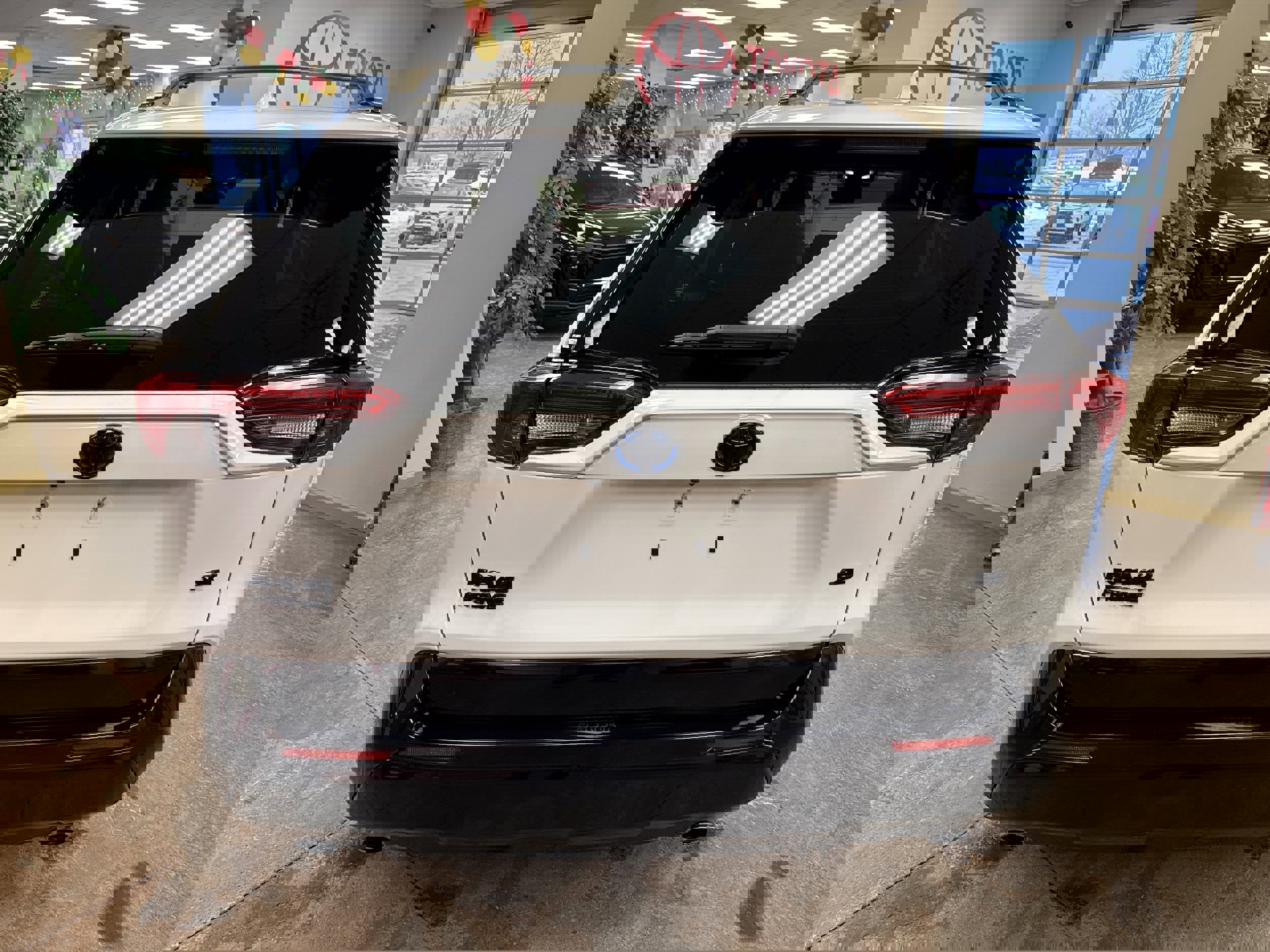 Used 2023 Toyota RAV4 SE w/ Weather & Moonroof Package image 9