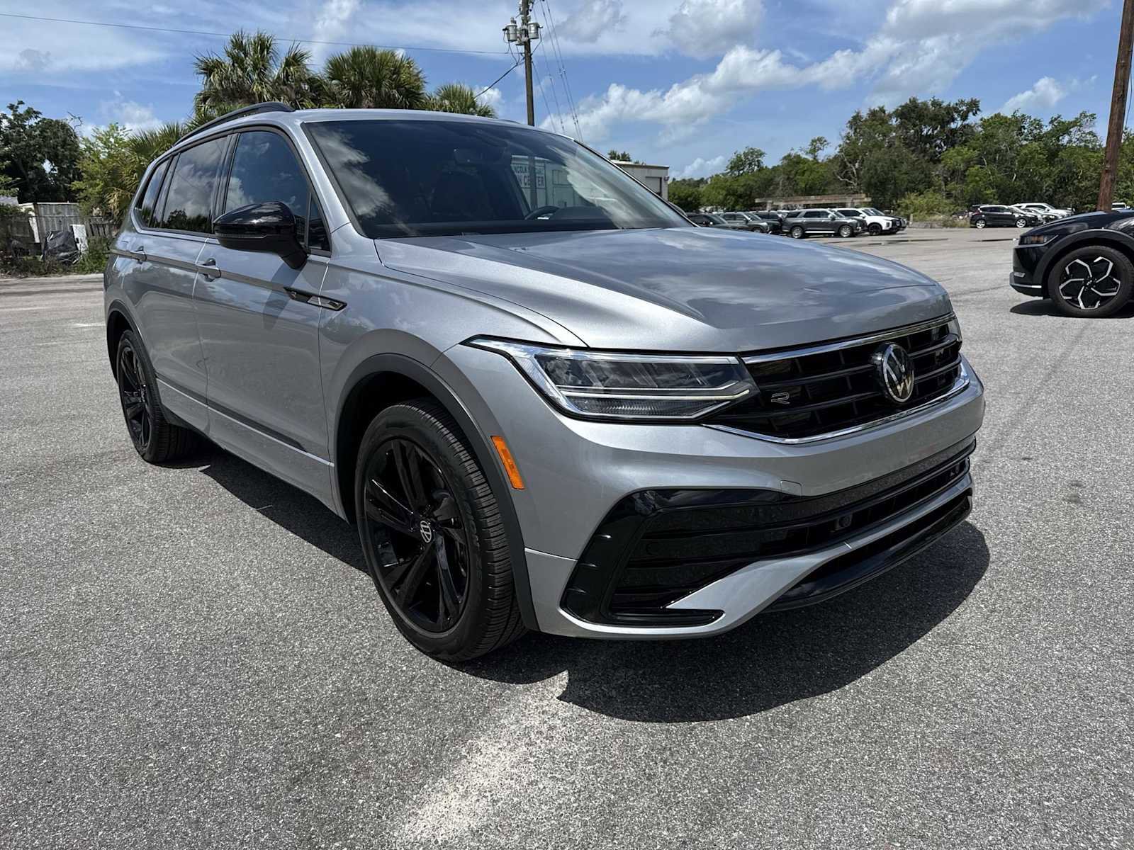 Certified 2023 Volkswagen Tiguan SE R-Line FWD image 16