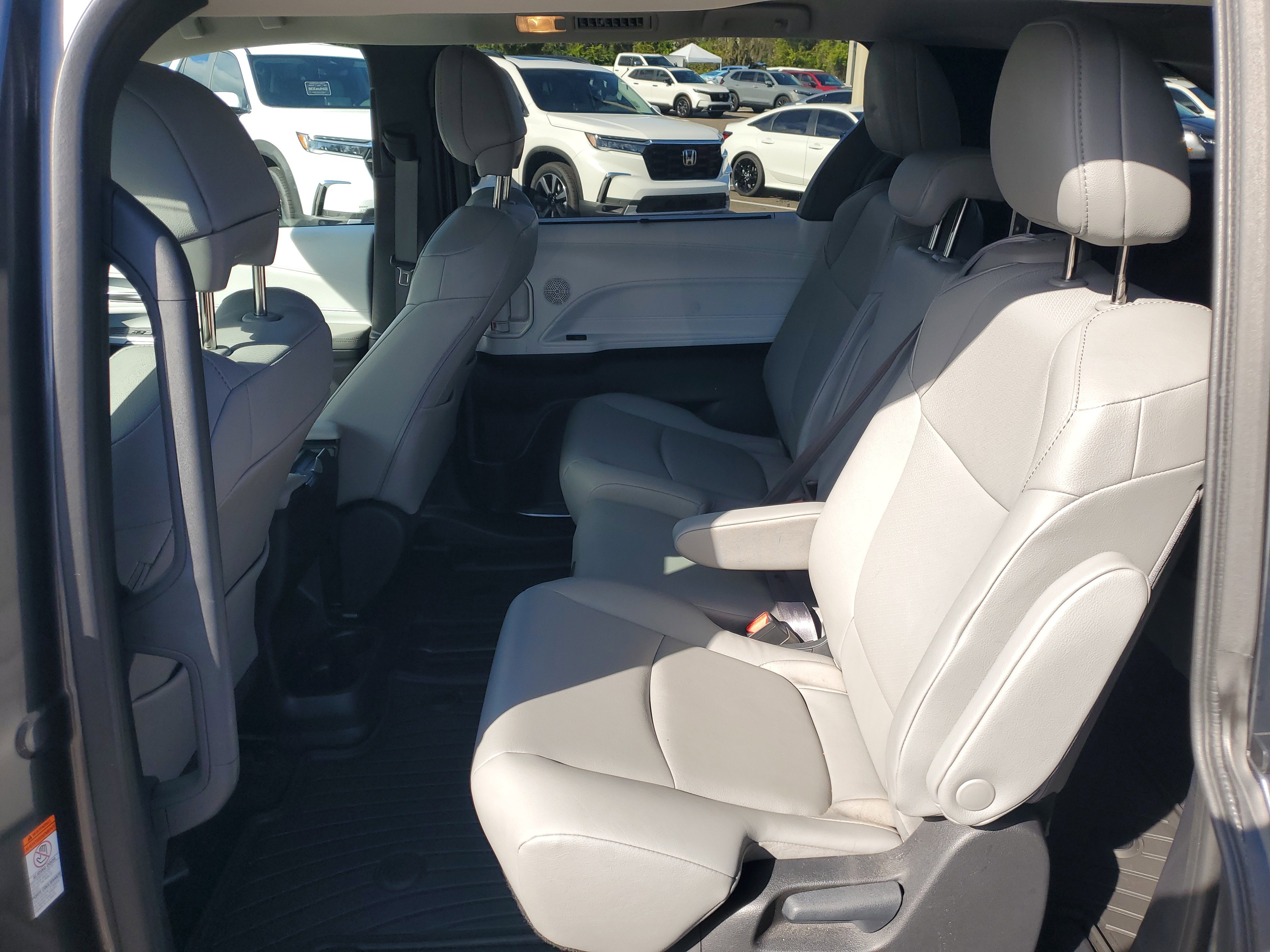 Used 2025 Toyota Sienna XLE image 21