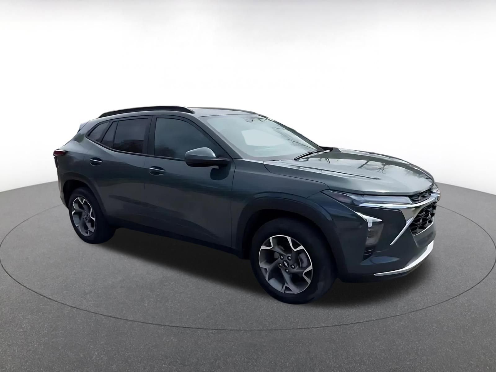 Used 2025 Chevrolet Trax LT image 2