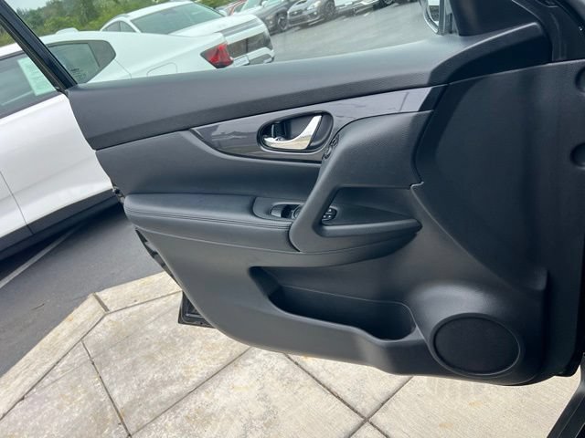 Used 2017 Nissan Rogue SV AWD/4WD image 15