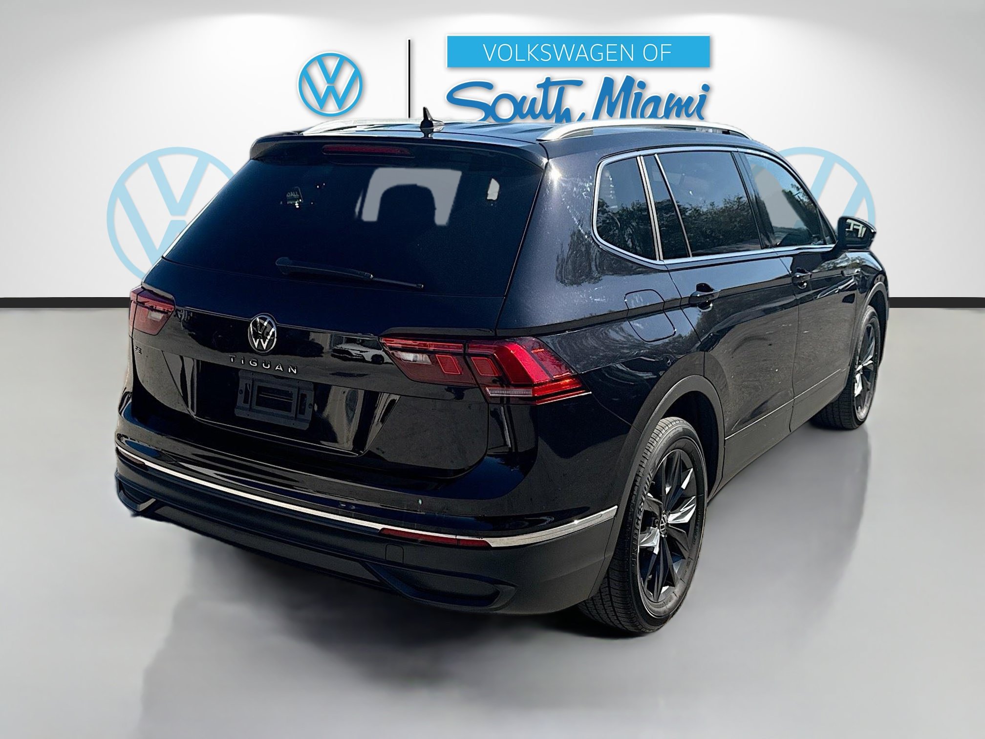 Used 2023 Volkswagen Tiguan SE w/ Panoramic Sunroof Package FWD image 7