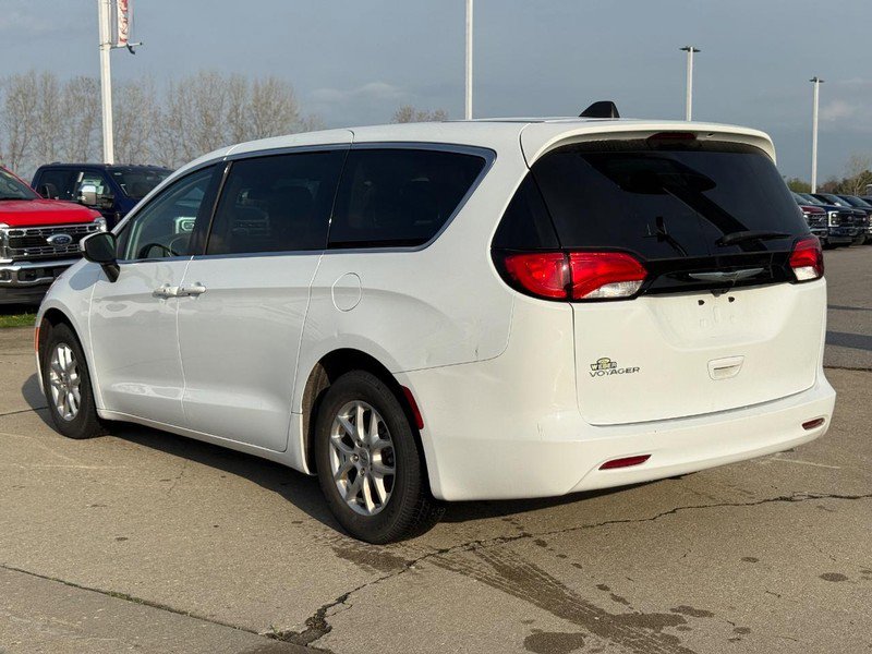 Used 2022 Chrysler Voyager LX image 3