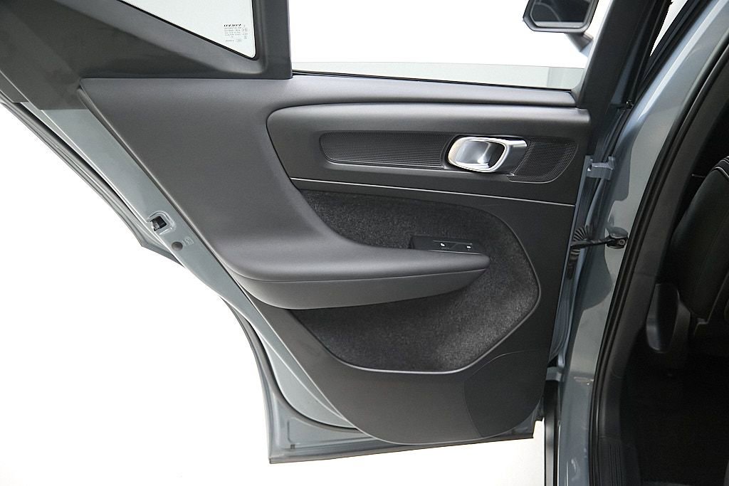 Certified 2023 Volvo XC40 Recharge Ultimate w/ Protection Package Premier image 18