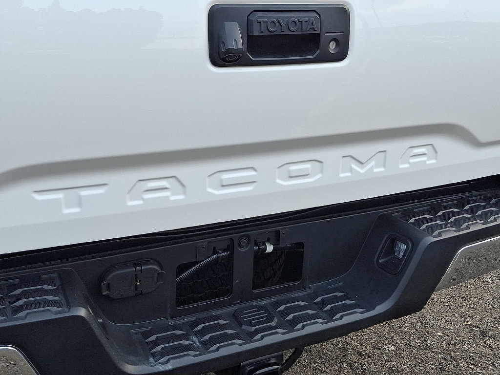 Certified 2022 Toyota Tacoma TRD Off-Road AWD/4WD image 30
