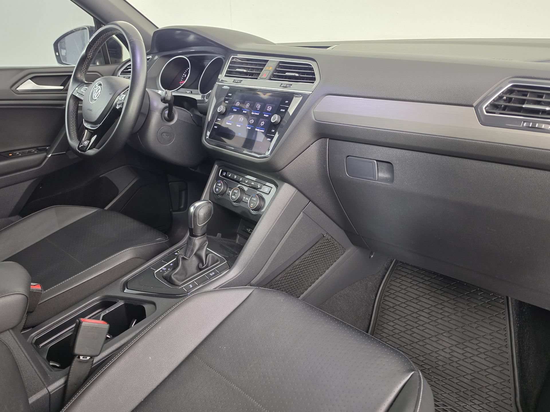 Used 2020 Volkswagen Tiguan SE R-Line FWD image 29