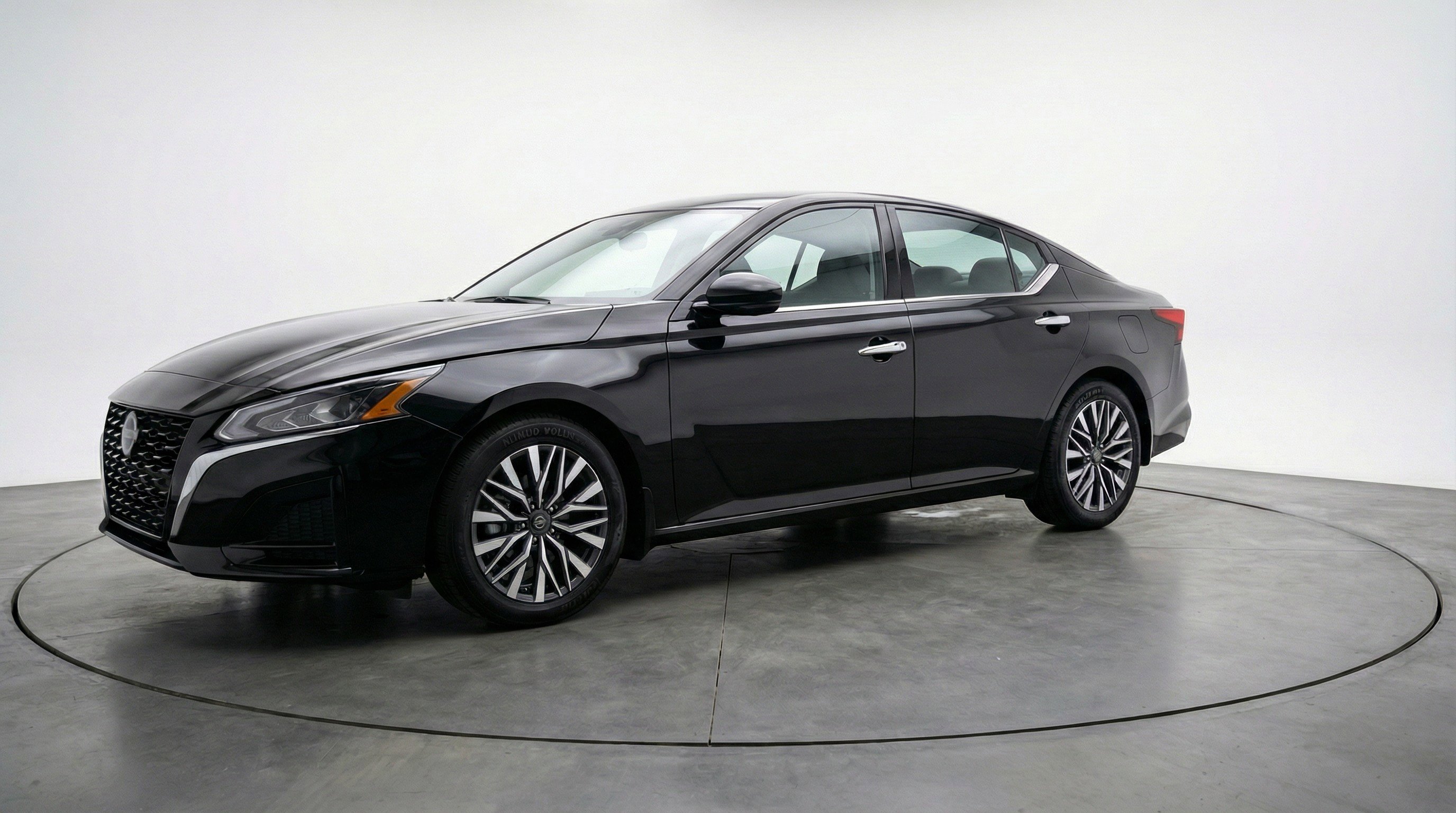 Used 2025 Nissan Altima 2.5 SV FWD image 3