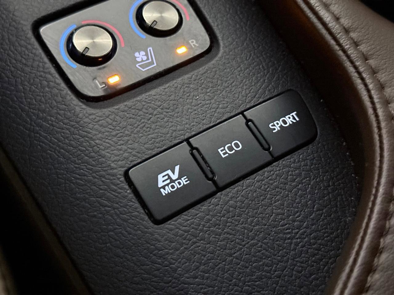 Used 2013 Toyota Avalon Limited w/ Technology Pkg FWD image 39