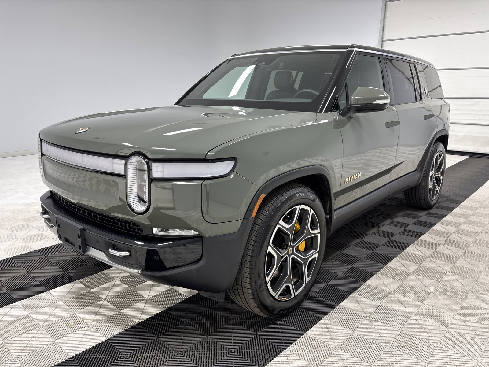Used 2022 Rivian R1S Launch Edition image 1