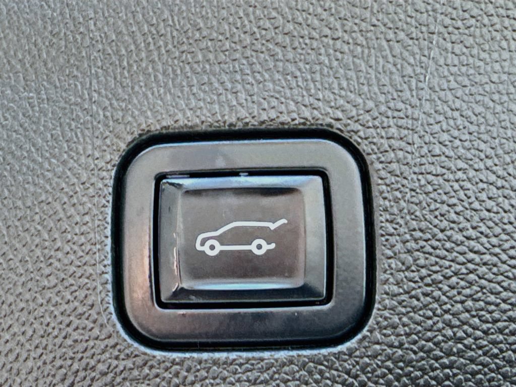 Used 2022 Buick Enclave Avenir w/ Avenir Technology Package FWD image 33