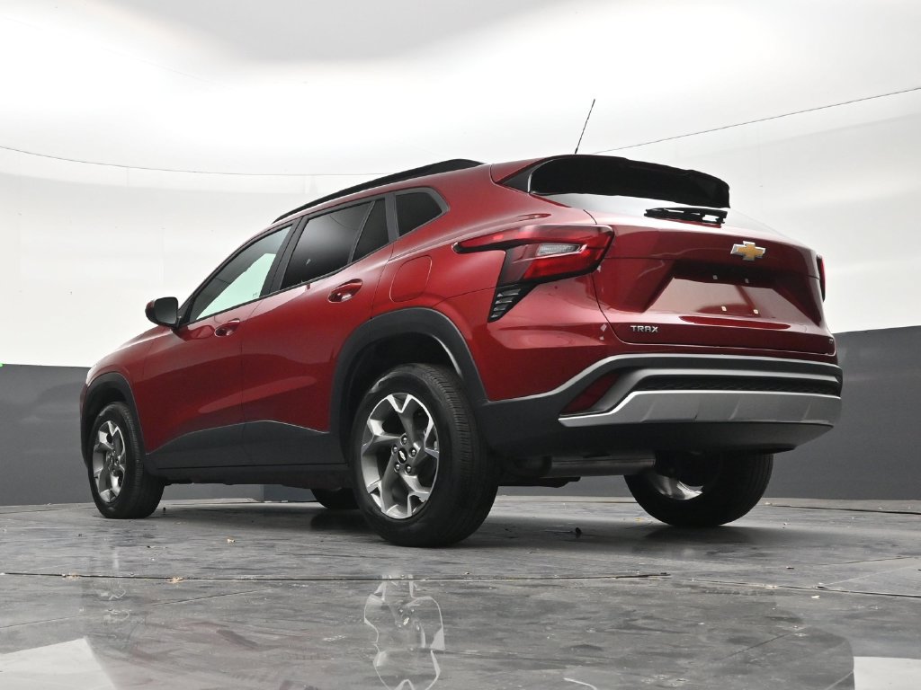 Used 2025 Chevrolet Trax LT FWD image 22