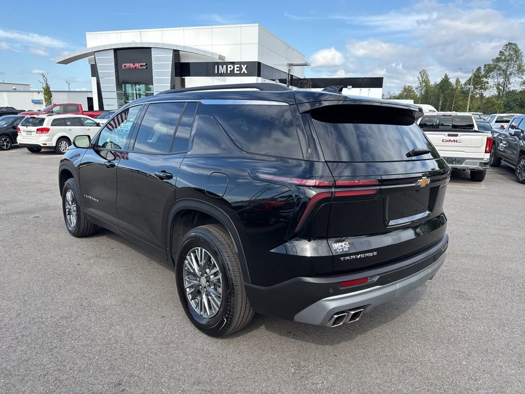 Used 2025 Chevrolet Traverse LT image 3