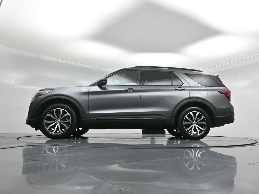 Certified 2025 Ford Explorer ST-Line image 8