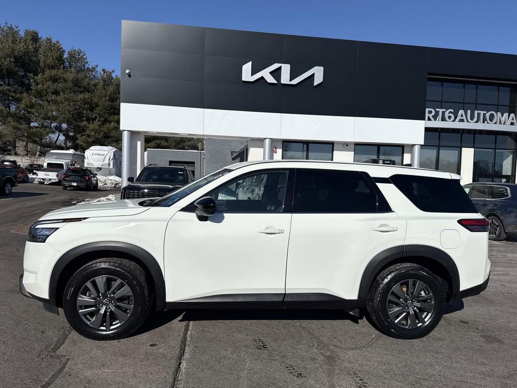 Used 2024 Nissan Pathfinder S image 2