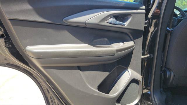 Used 2021 Chevrolet TrailBlazer LS w/ LPO, Blackout Package FWD image 13