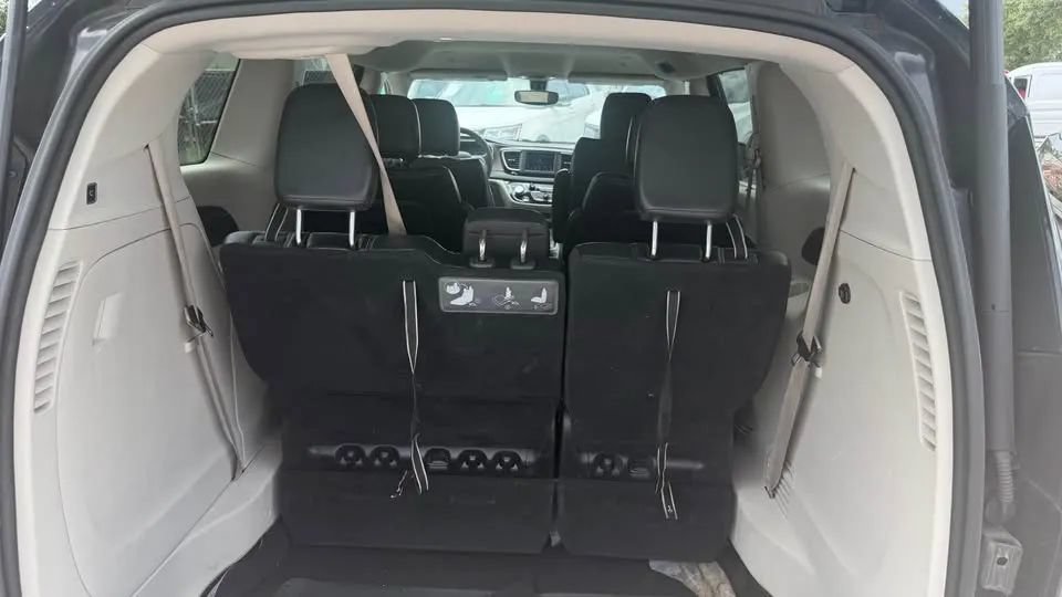 Used 2020 Chrysler Voyager Lxi FWD image 14