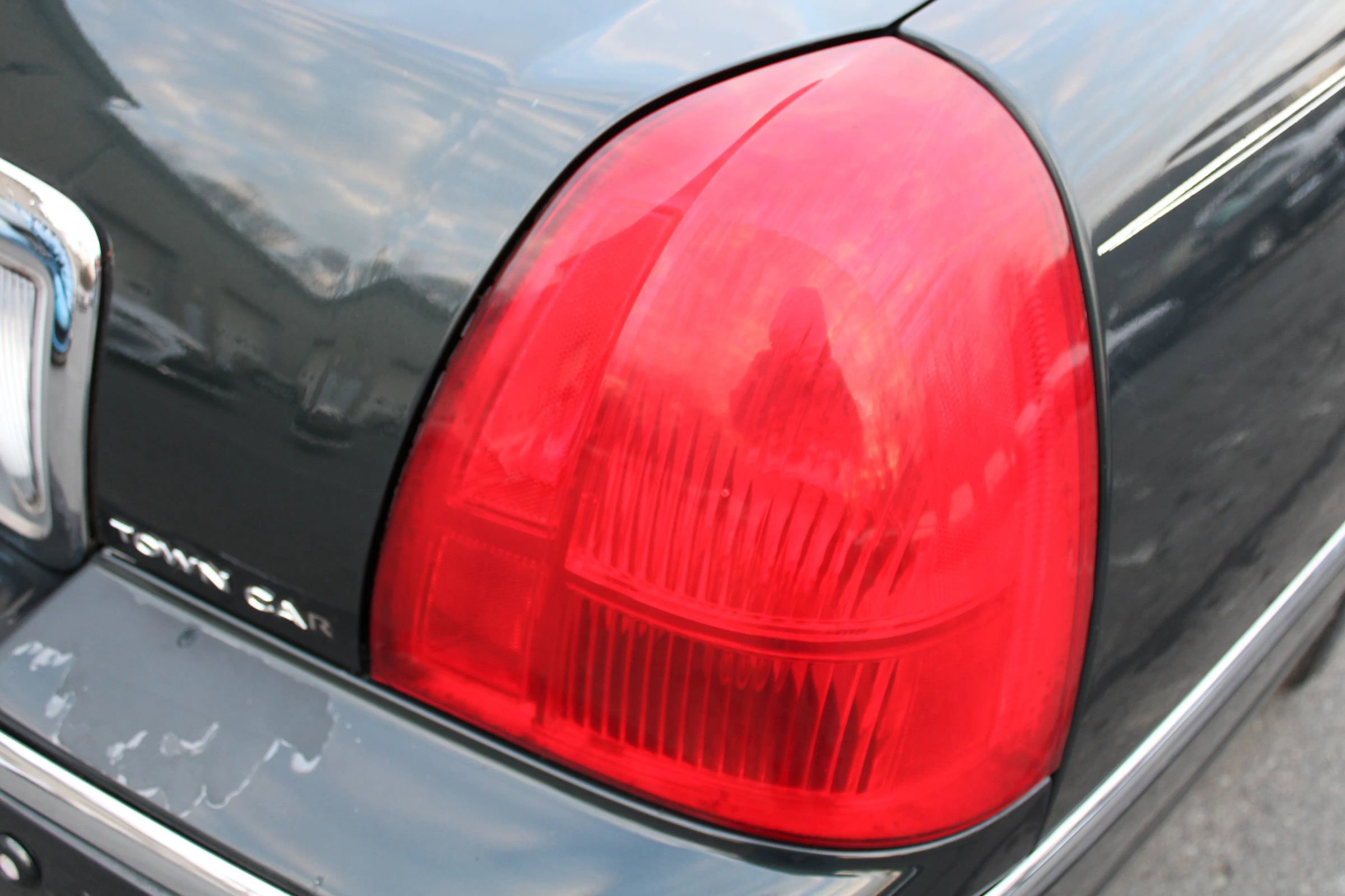 Used 2003 Lincoln Town Car Signature image 25