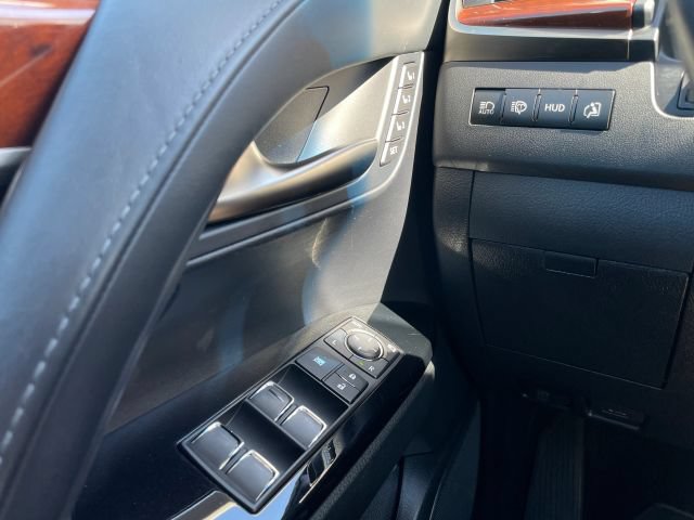 Used 2019 Lexus LX 570 4WD w/ Luxury Package image 31