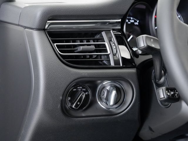 Certified 2025 Porsche Macan AWD/4WD image 11