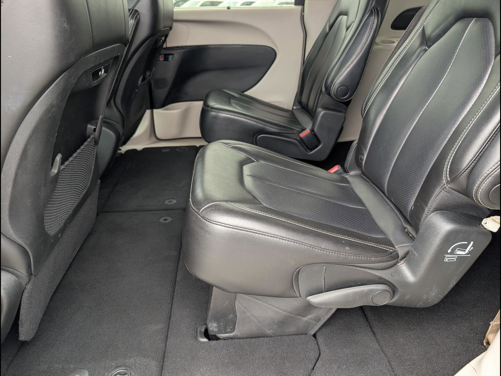 Used 2023 Chrysler Pacifica Touring-L image 12