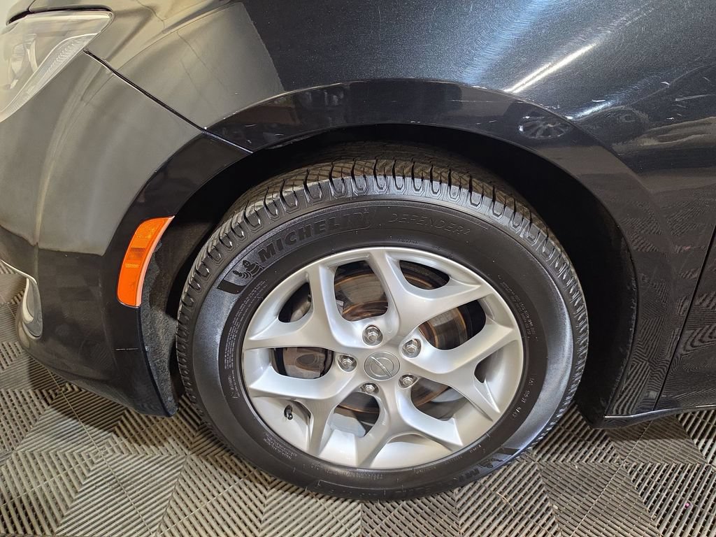 Used 2018 Chrysler Pacifica Touring-L w/ Tire & Wheel Group FWD image 18